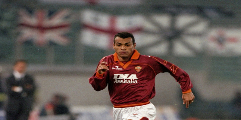 Thi đấu cho AS Roma cầu thủ Cafu biến mình trở thành hậu vệ cánh xuất sắc bậc nhất làng túc cầu