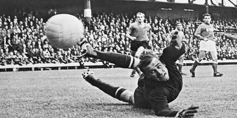 Vị thế thủ môn vĩ đại nhất thế giới đã được Lev Yashin giữ vững hơn 60 năm qua