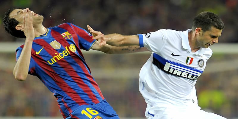 Cầu thủ ăn vạ nhất thế giới Busquets “diễn” bị Thiago Motta chơi xấu